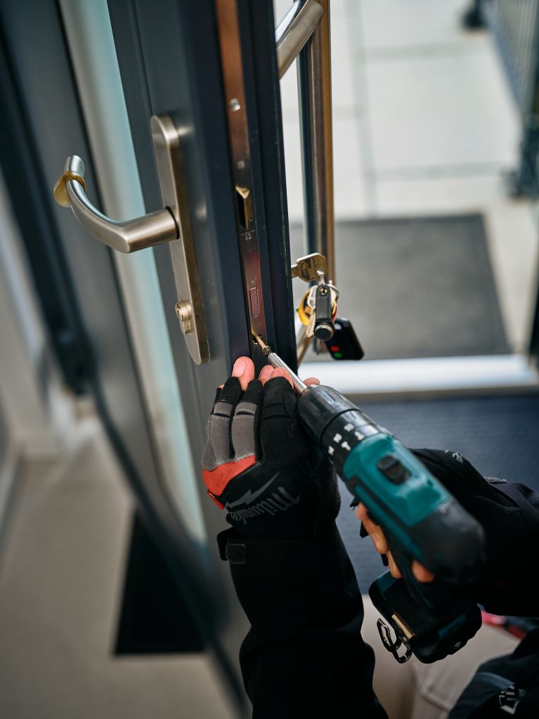 http://Servis%20a%20nastavovanie%20vchodových%20dverí_window%20solutions