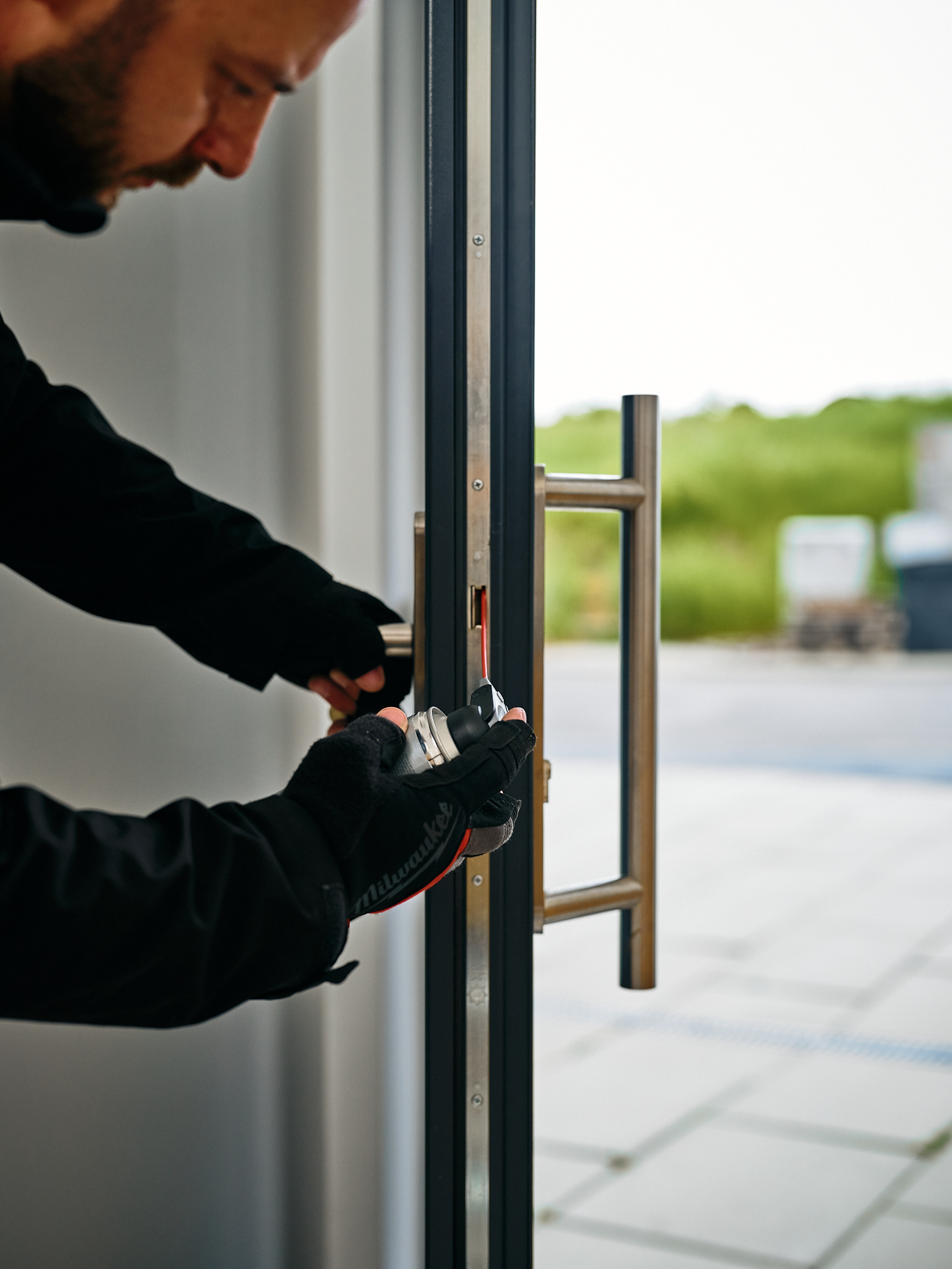 Premazanie kovania na vchodových dverách_window solutions